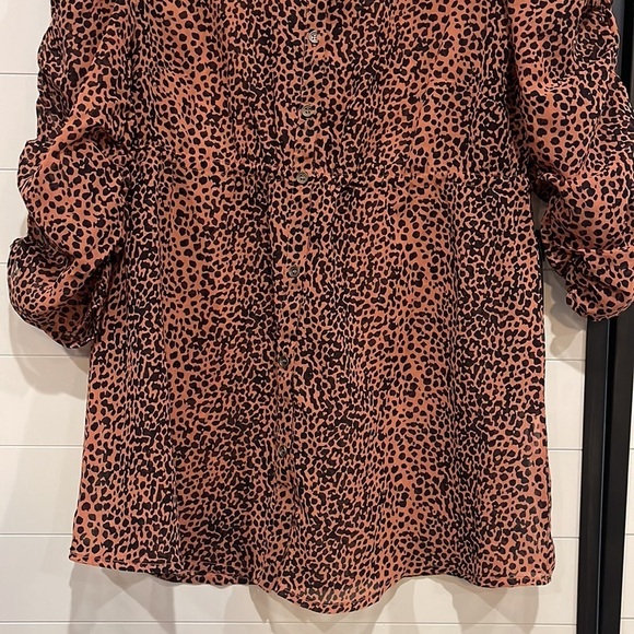Animal print blouse with roughing in the sleeves. Buttons down the front. - Picture 4 of 4